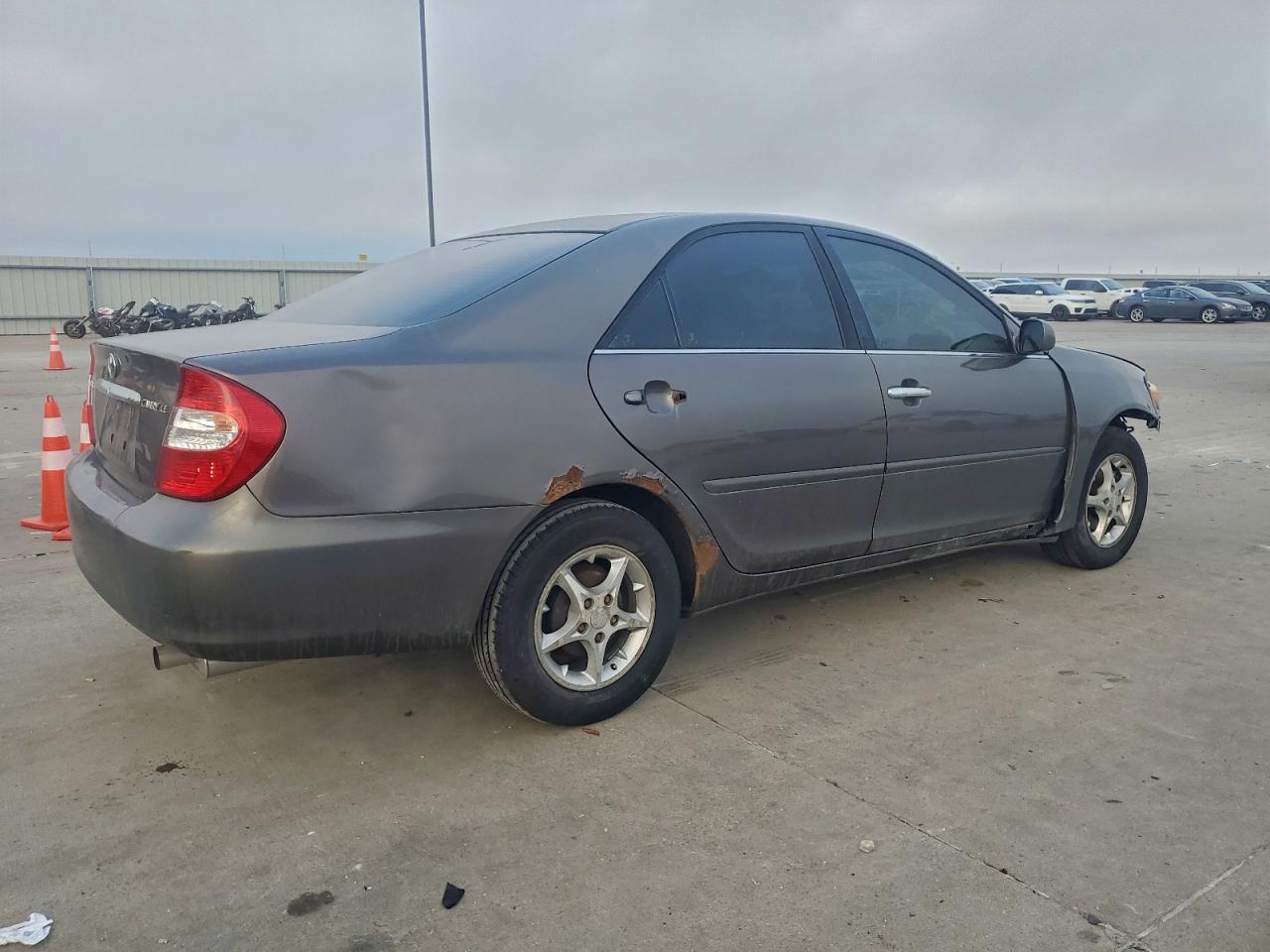 2002 TOYOTA CAMRY LE photo 3