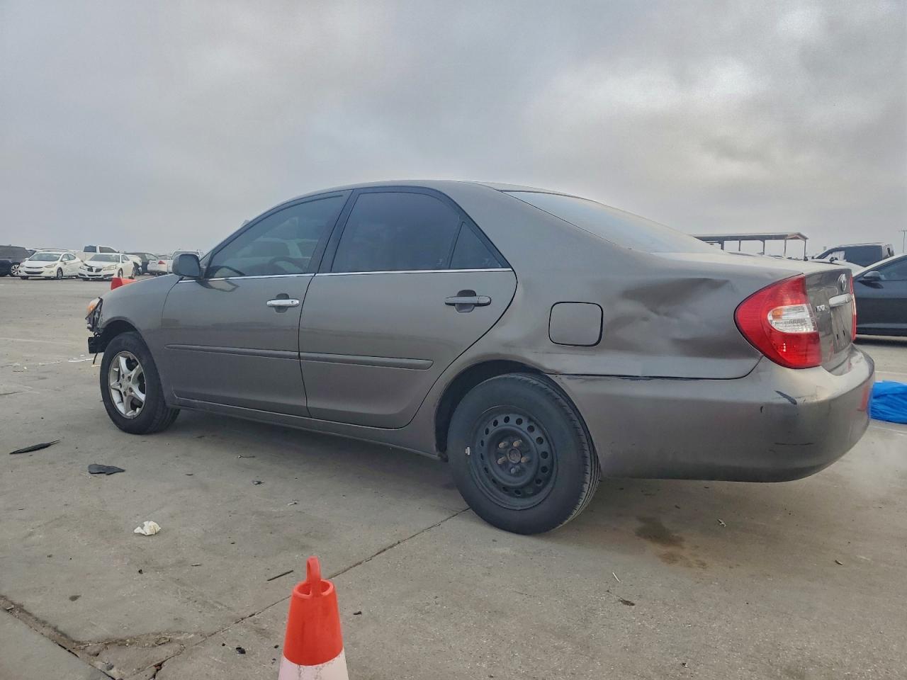 2002 TOYOTA CAMRY LE photo 2