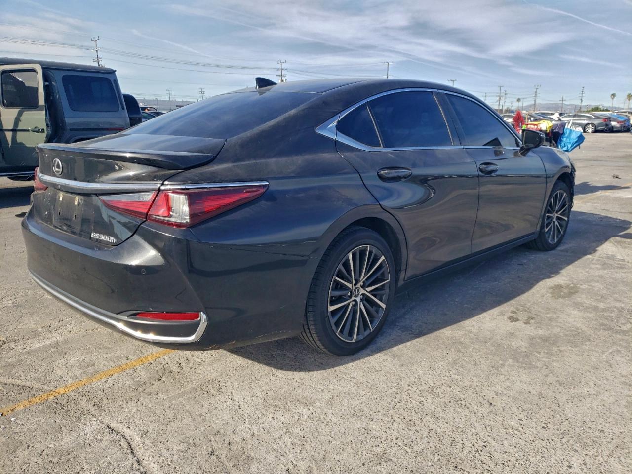 2023 LEXUS ES photo 3