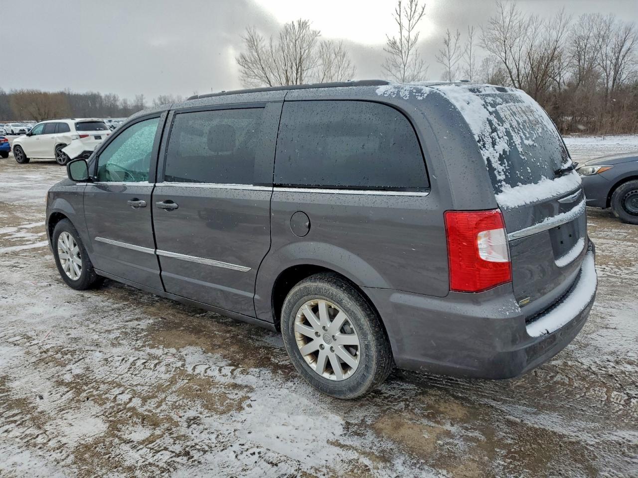 2015 CHRYSLER TOWN & COUNTRY TOURING photo 2