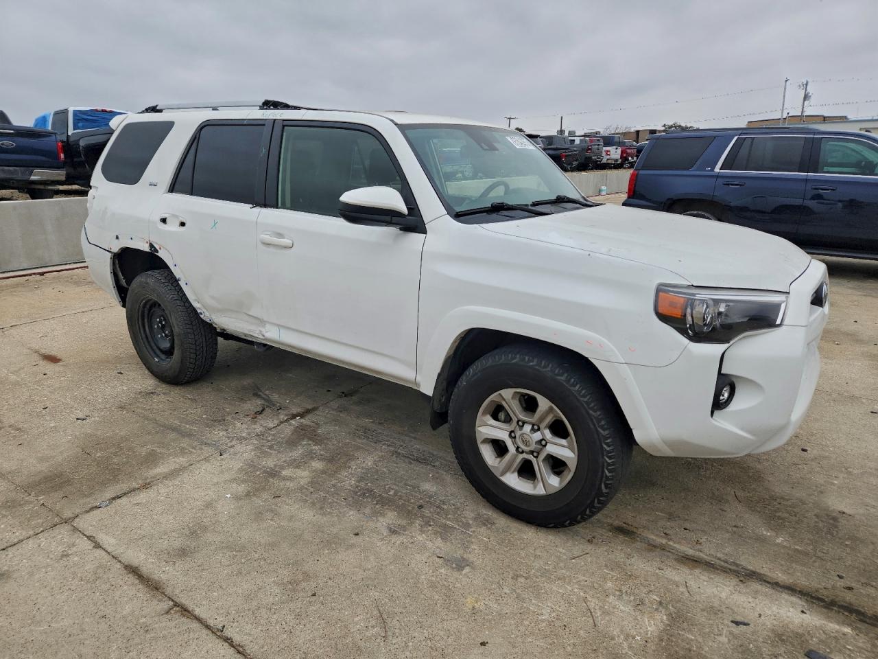 2022 TOYOTA 4RUNNER SR5 photo 4