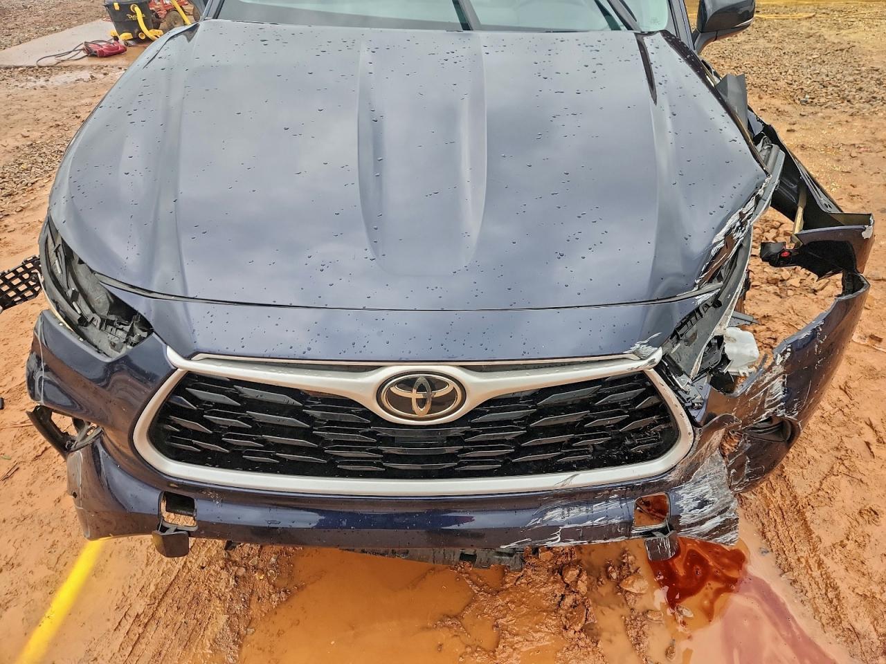 2022 TOYOTA HIGHLANDER XLE photo 12