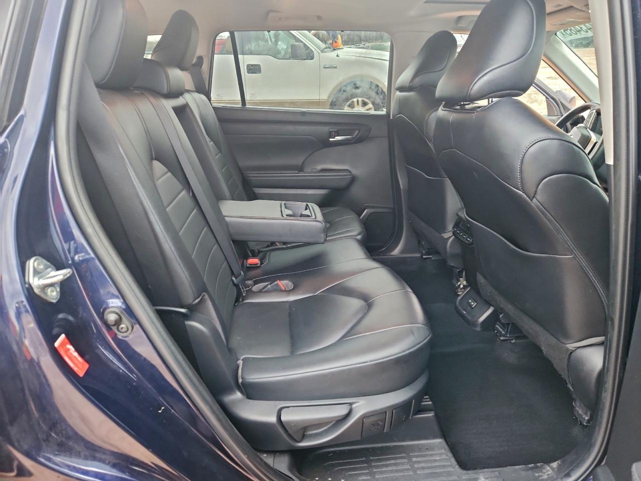 2022 TOYOTA HIGHLANDER XLE photo 11