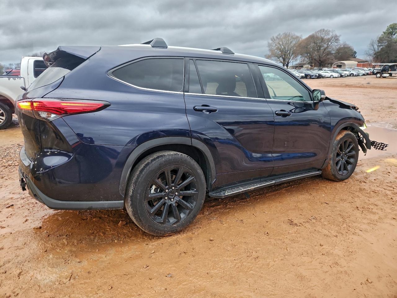 2022 TOYOTA HIGHLANDER XLE photo 3