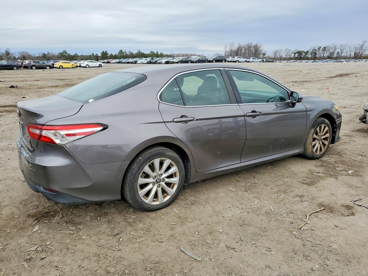 2018 TOYOTA CAMRY L photo 3