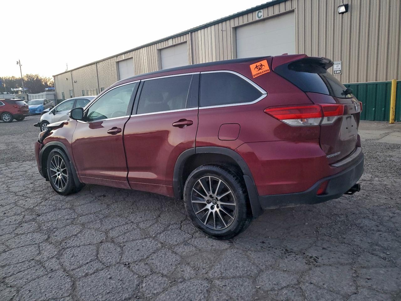 2017 TOYOTA HIGHLANDER SE photo 2