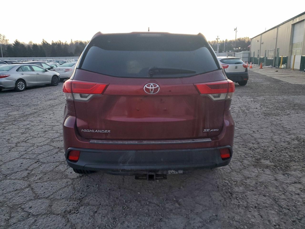 2017 TOYOTA HIGHLANDER SE photo 6