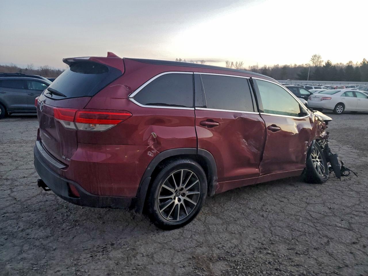 2017 TOYOTA HIGHLANDER SE photo 3