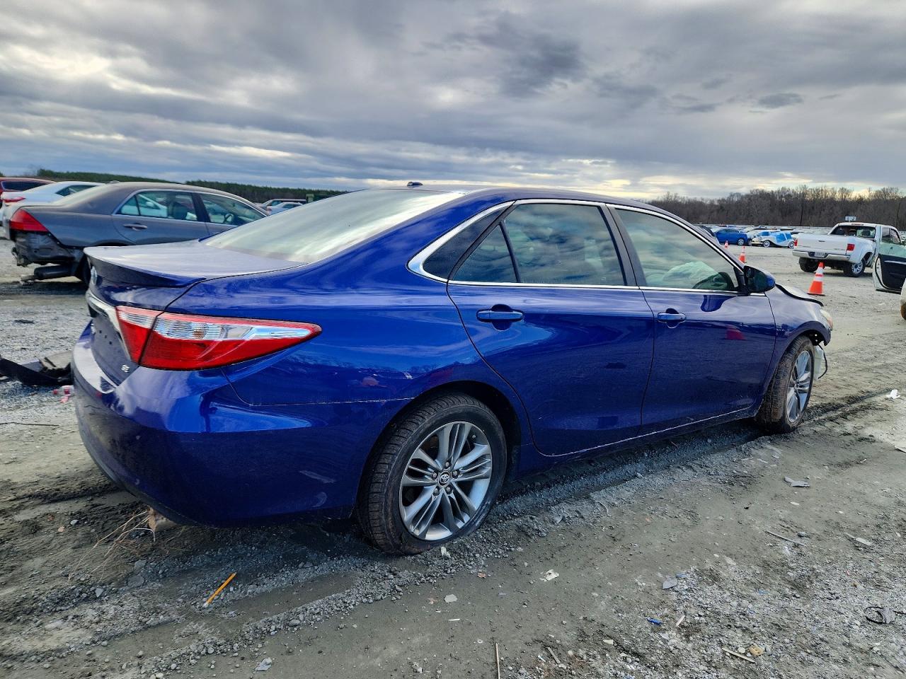 2016 TOYOTA CAMRY LE photo 3