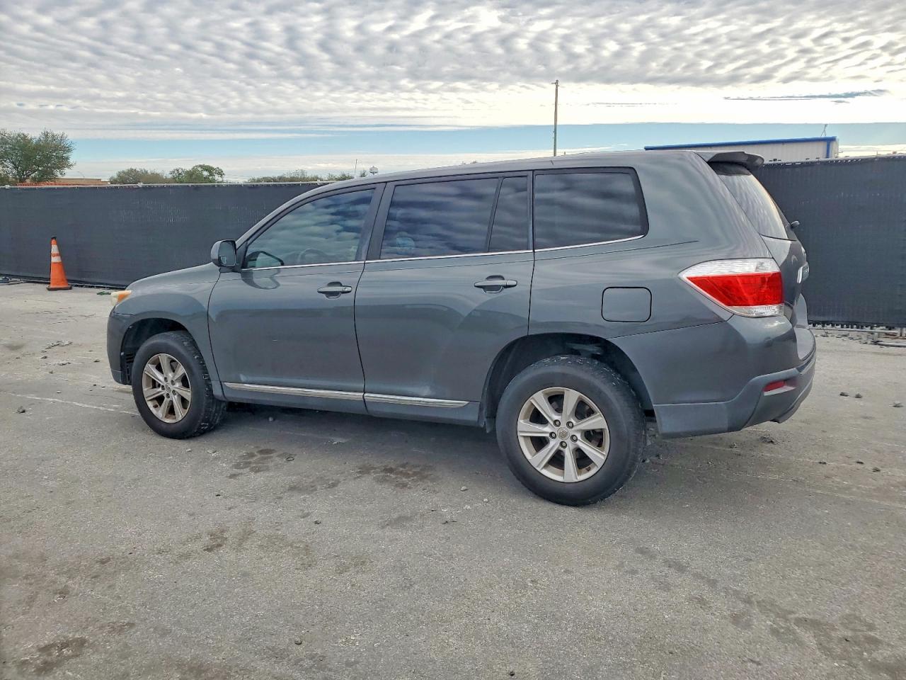 2011 TOYOTA HIGHLANDER BASE photo 4