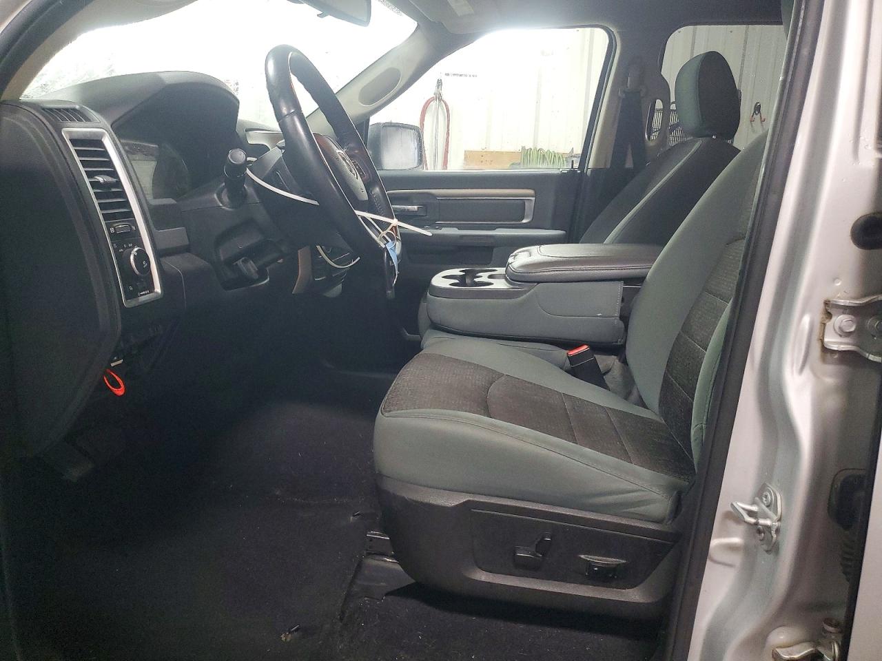 2016 RAM 1500 SLT photo 13