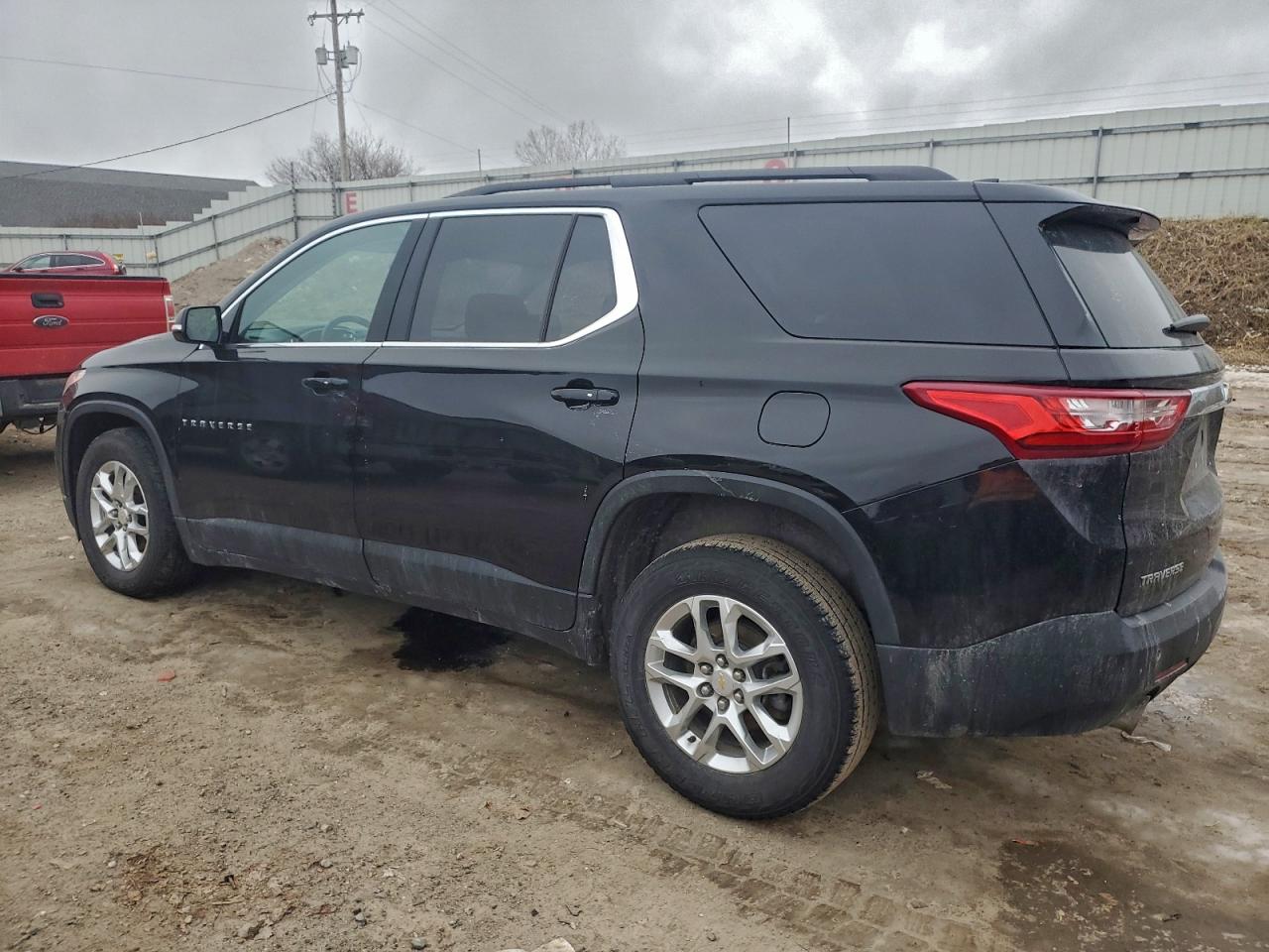 2019 CHEVROLET TRAVERSE LT photo 2