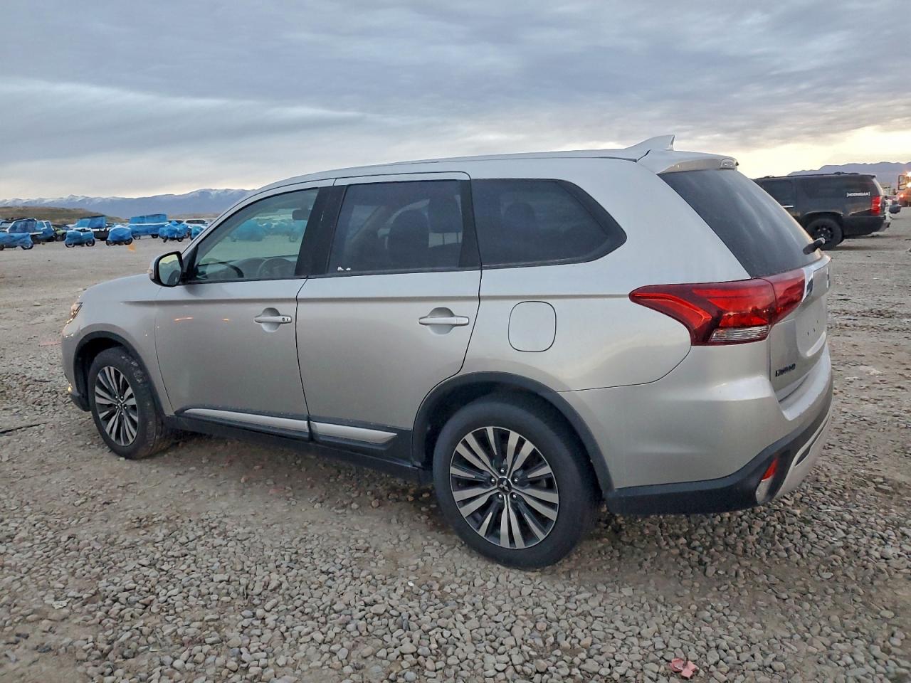 2019 MITSUBISHI OUTLANDER SE photo 2