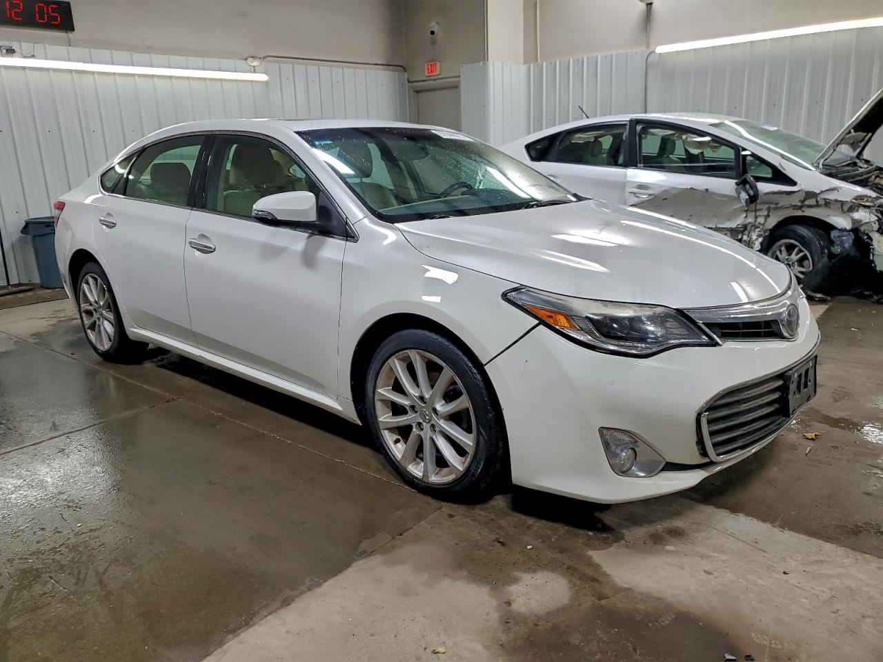 2013 TOYOTA AVALON BASE photo 4