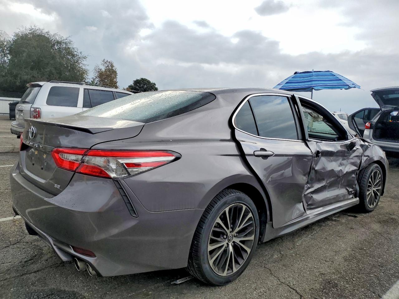 2018 TOYOTA CAMRY L photo 3