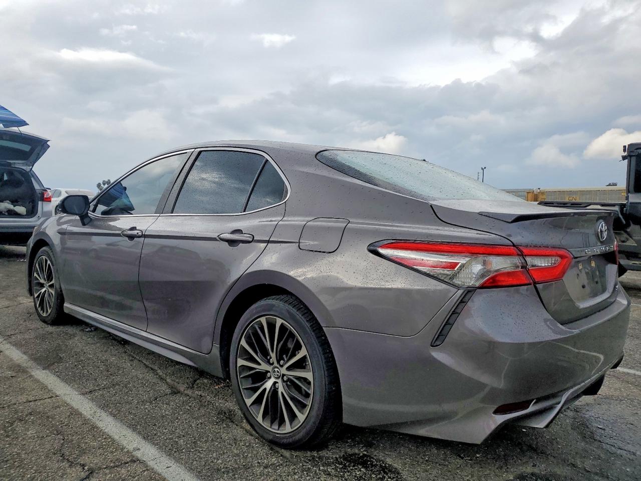 2018 TOYOTA CAMRY L photo 2