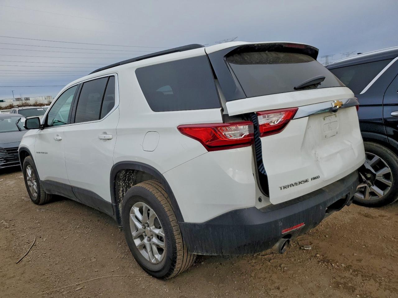 2020 CHEVROLET TRAVERSE LT photo 2