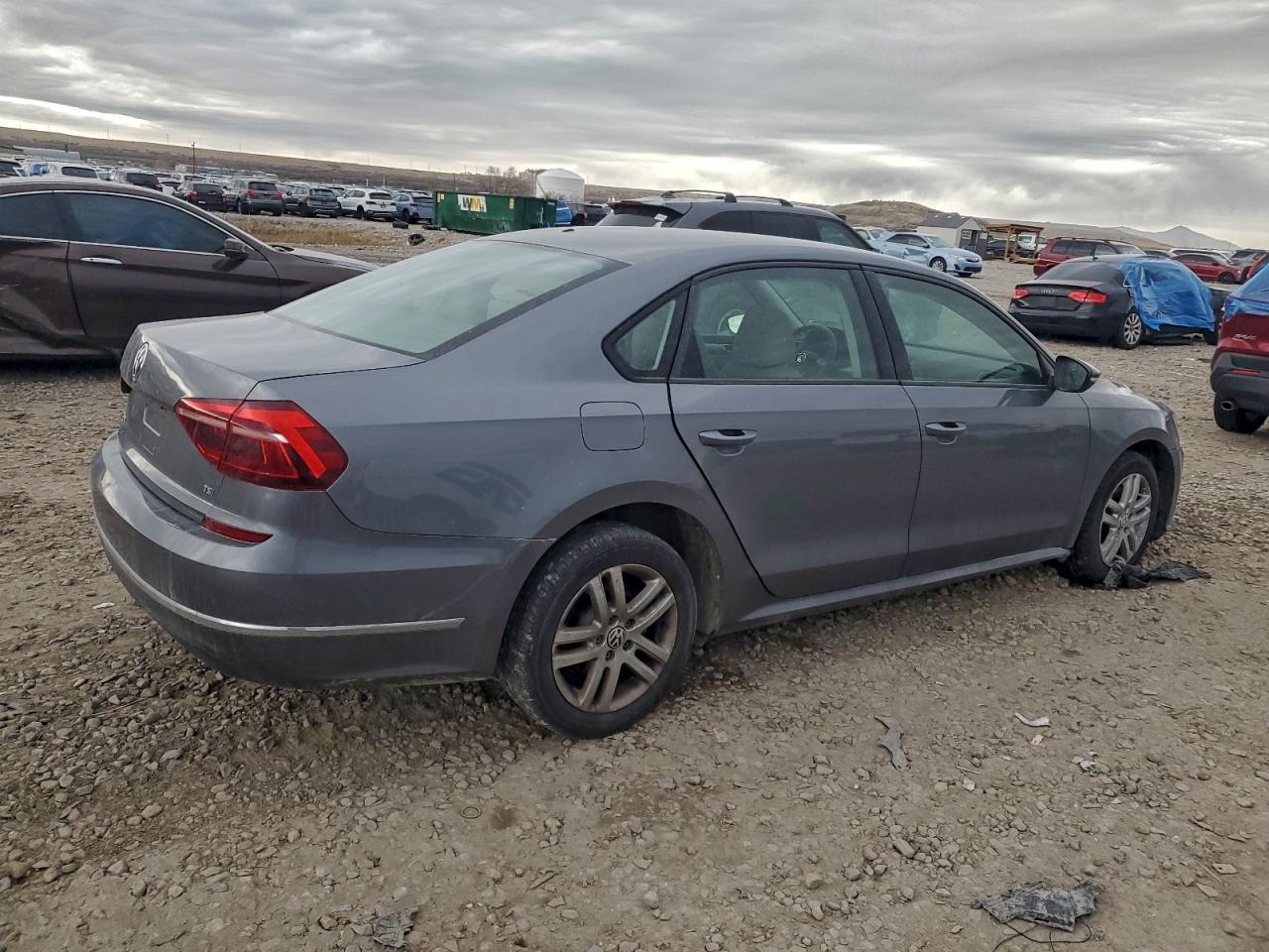 2018 VOLKSWAGEN PASSAT S photo 5