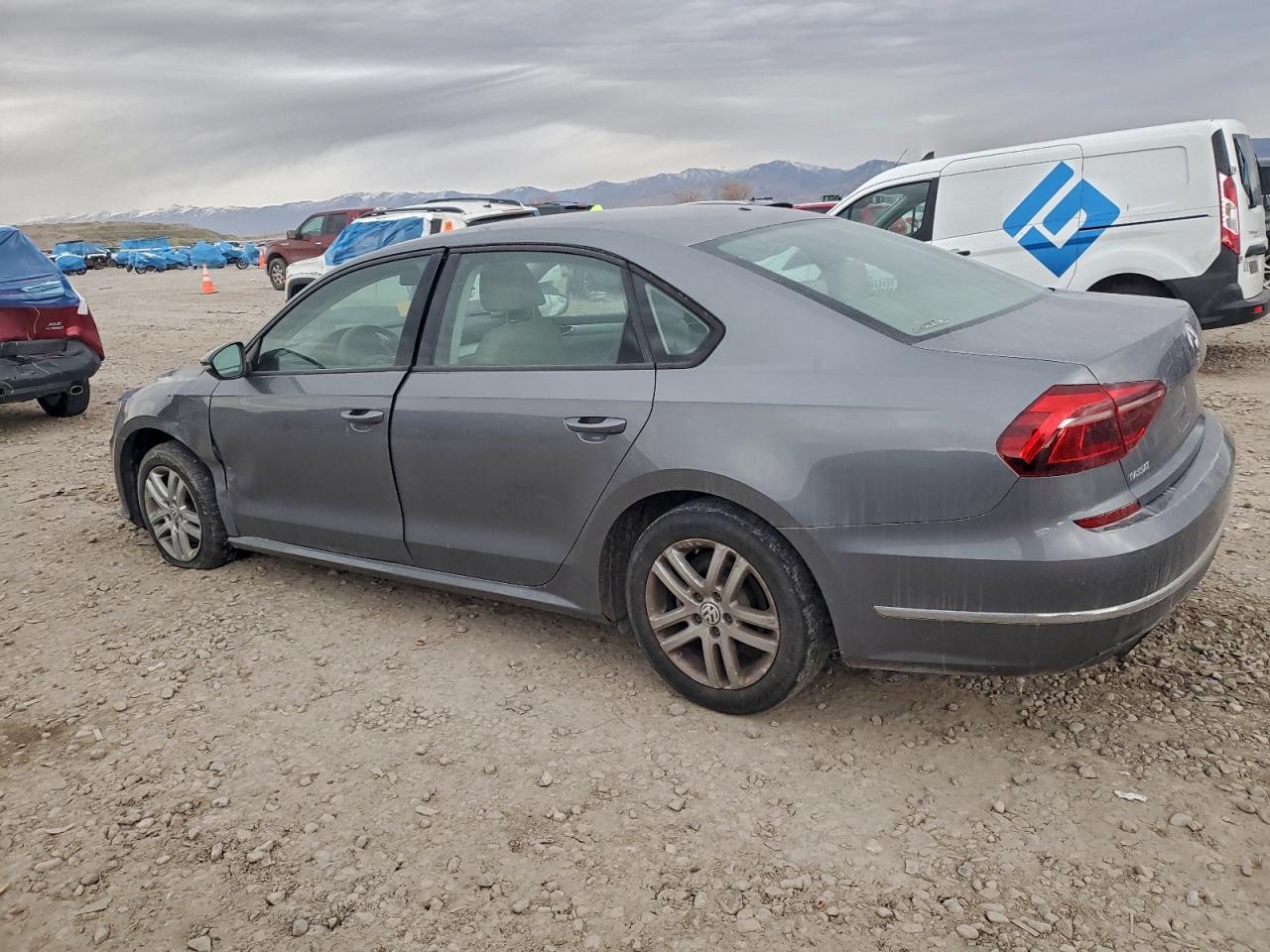 2018 VOLKSWAGEN PASSAT S photo 3