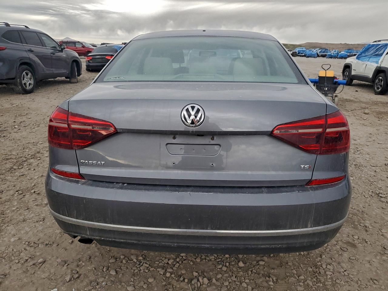 2018 VOLKSWAGEN PASSAT S photo 11