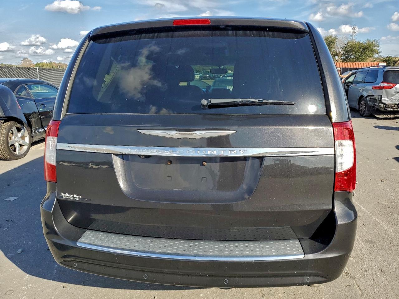 2015 CHRYSLER TOWN & COUNTRY TOURING L photo 6