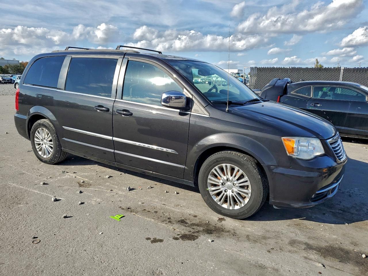 2015 CHRYSLER TOWN & COUNTRY TOURING L photo 4