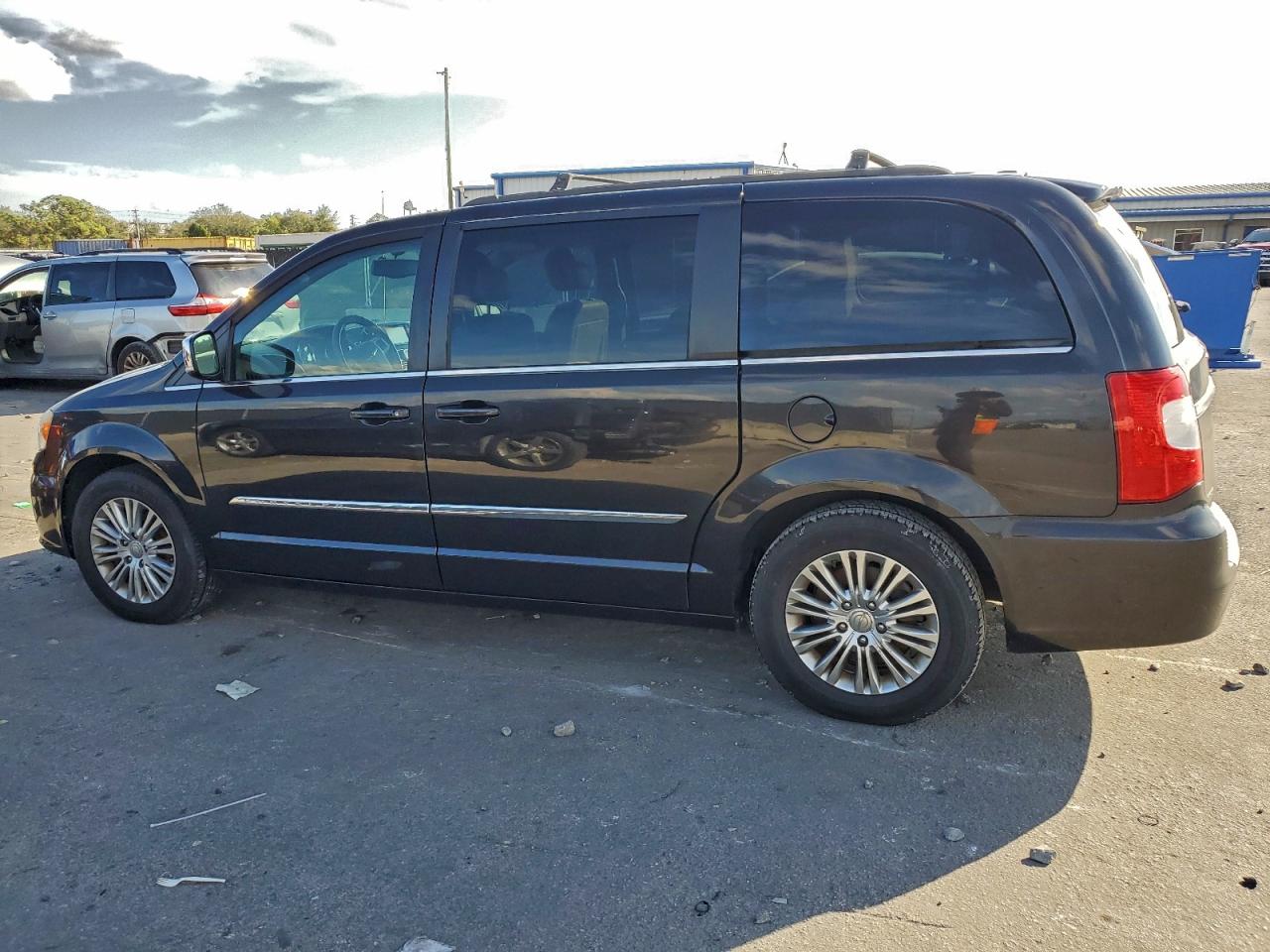 2015 CHRYSLER TOWN & COUNTRY TOURING L photo 2