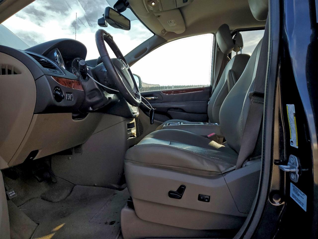 2015 CHRYSLER TOWN & COUNTRY TOURING L photo 7