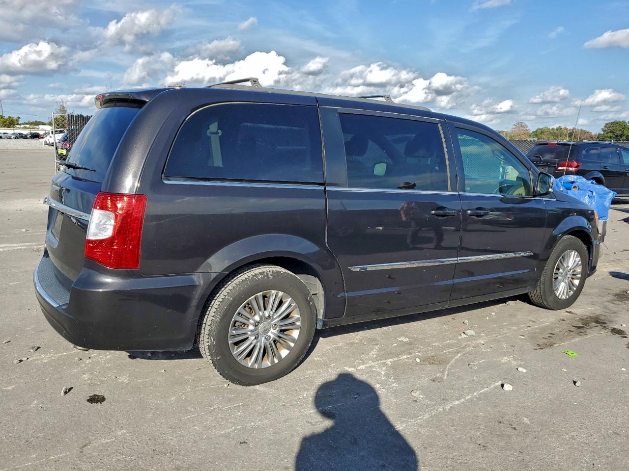 2015 CHRYSLER TOWN & COUNTRY TOURING L photo 3