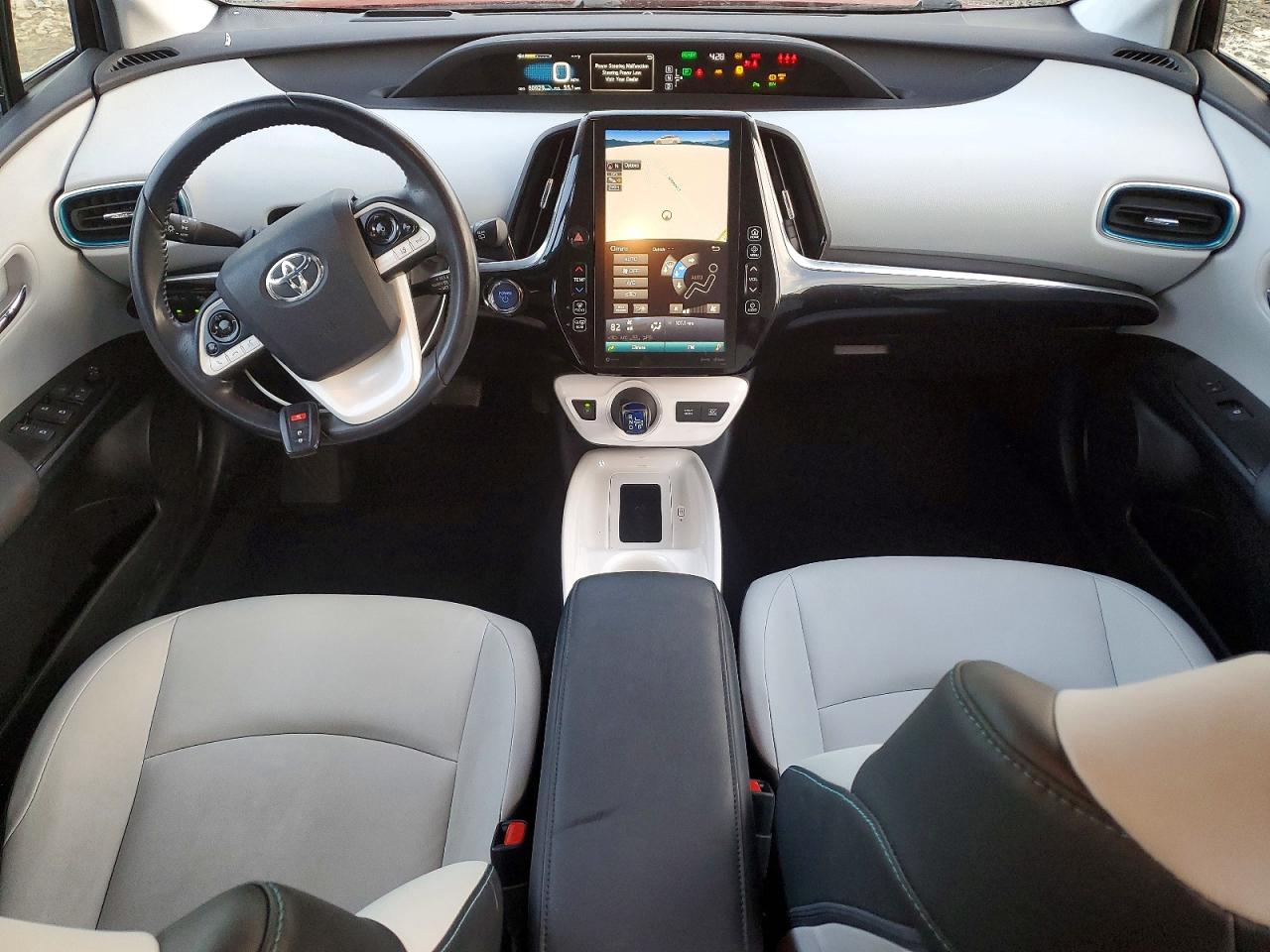 2018 TOYOTA PRIUS photo 8