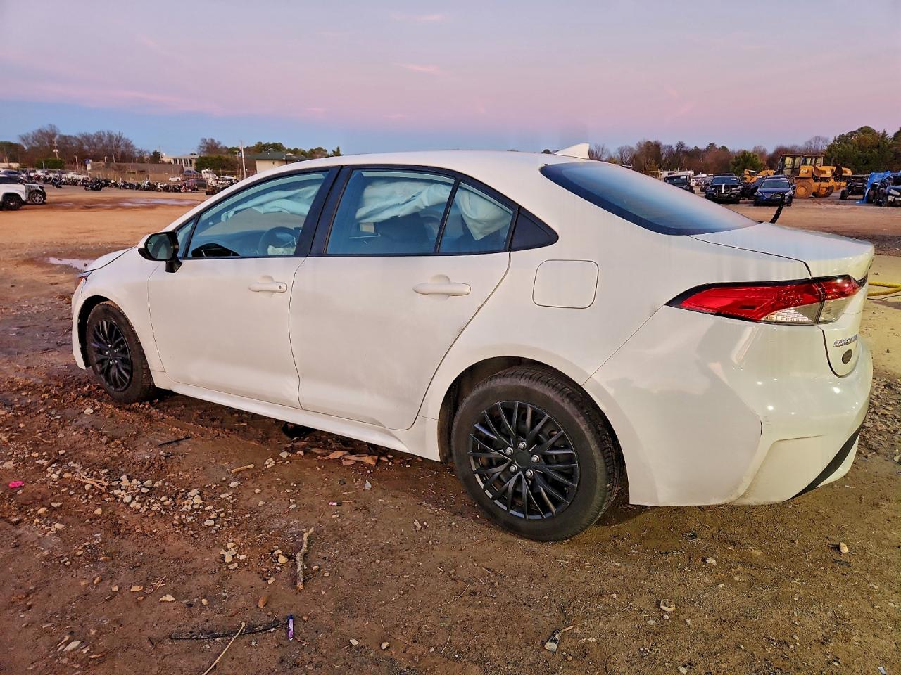 2021 TOYOTA COROLLA LE photo 3