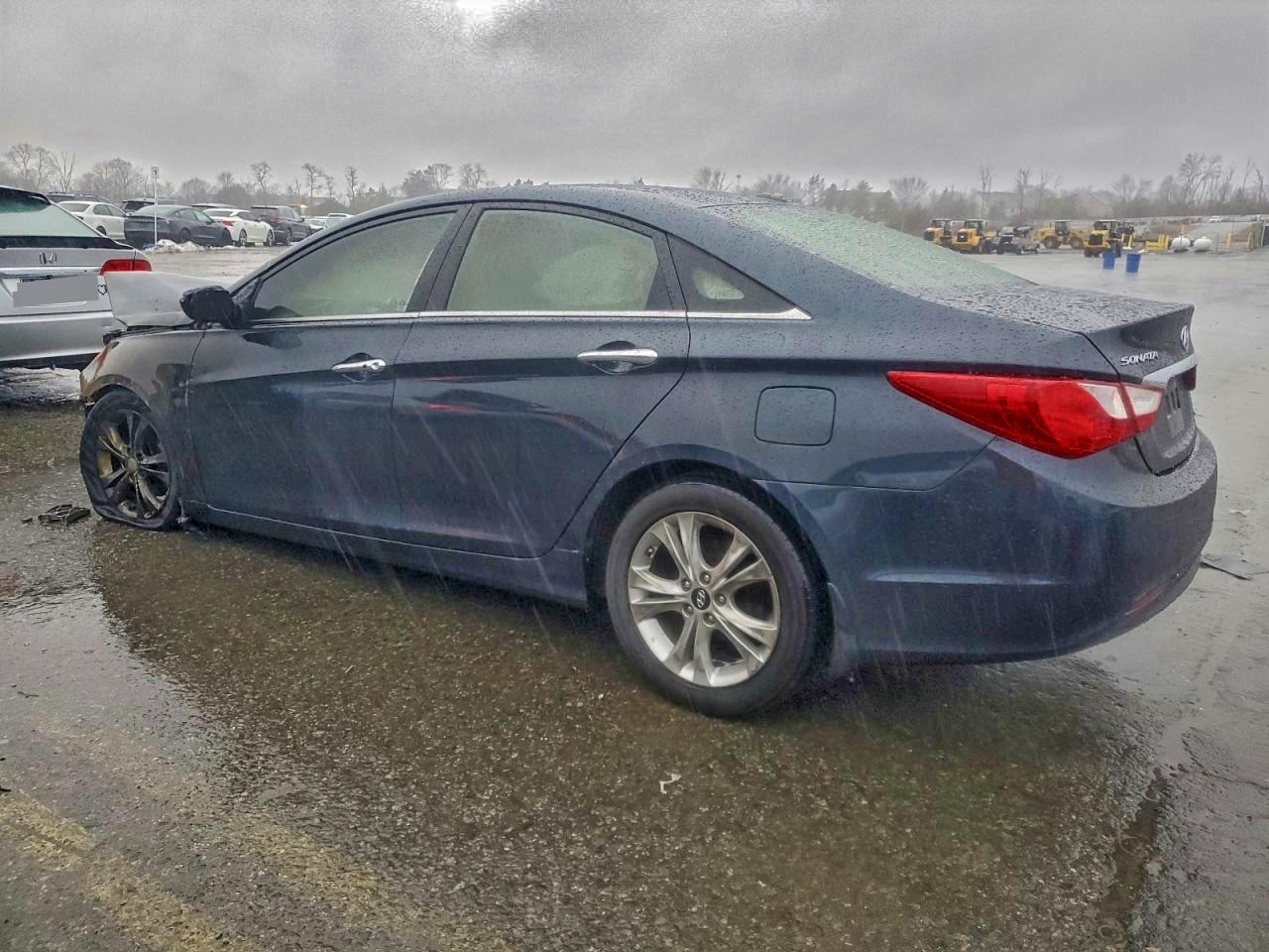 2013 HYUNDAI SONATA SE photo 2