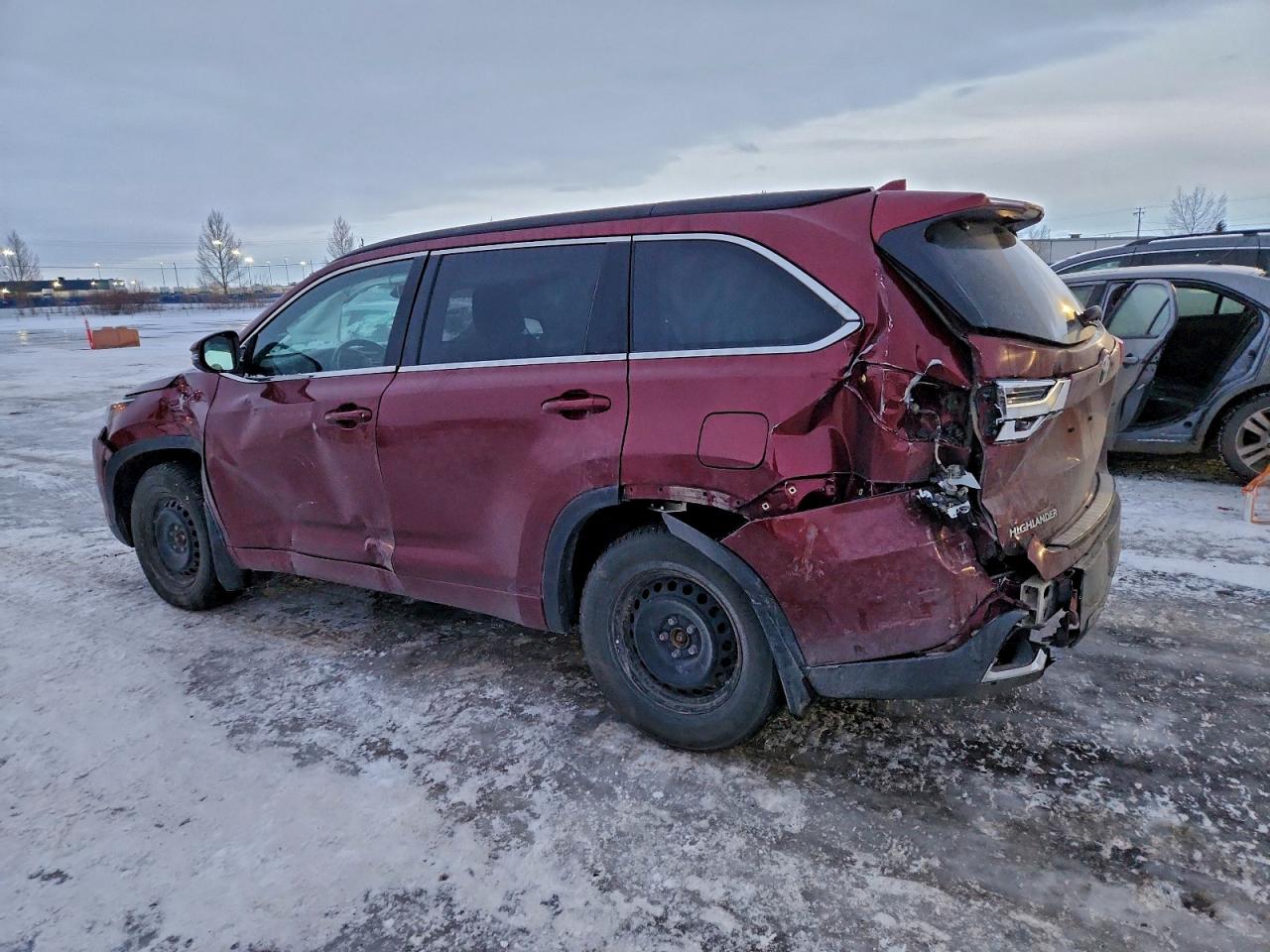 2017 TOYOTA HIGHLANDER SE photo 2