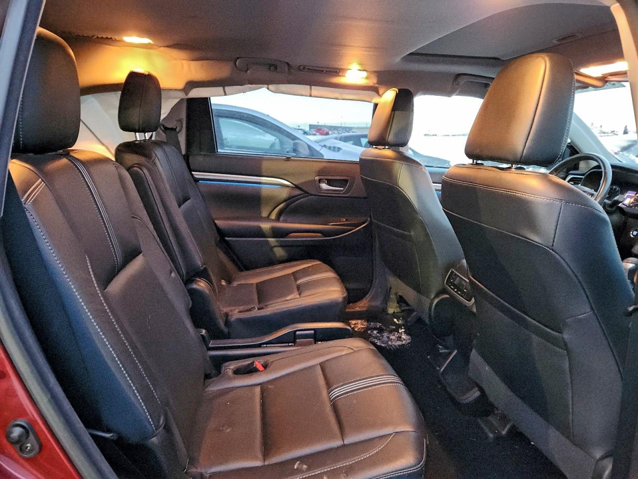2017 TOYOTA HIGHLANDER SE photo 11