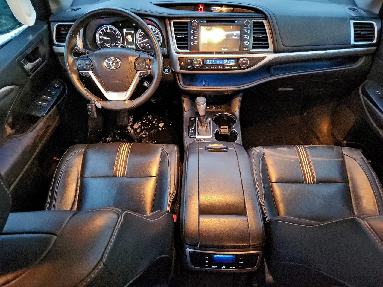 2017 TOYOTA HIGHLANDER SE photo 8