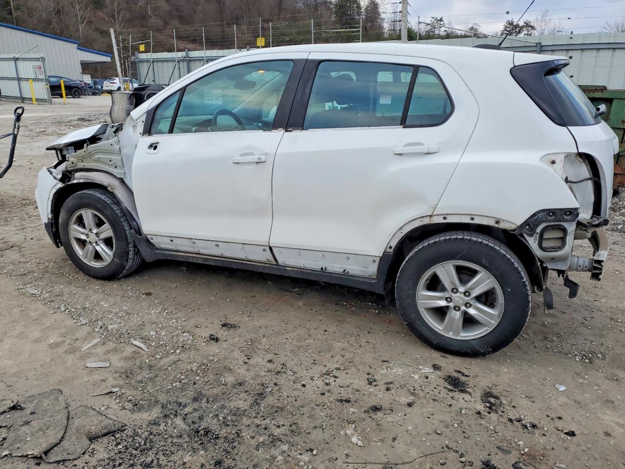 2019 CHEVROLET TRAX LS photo 2