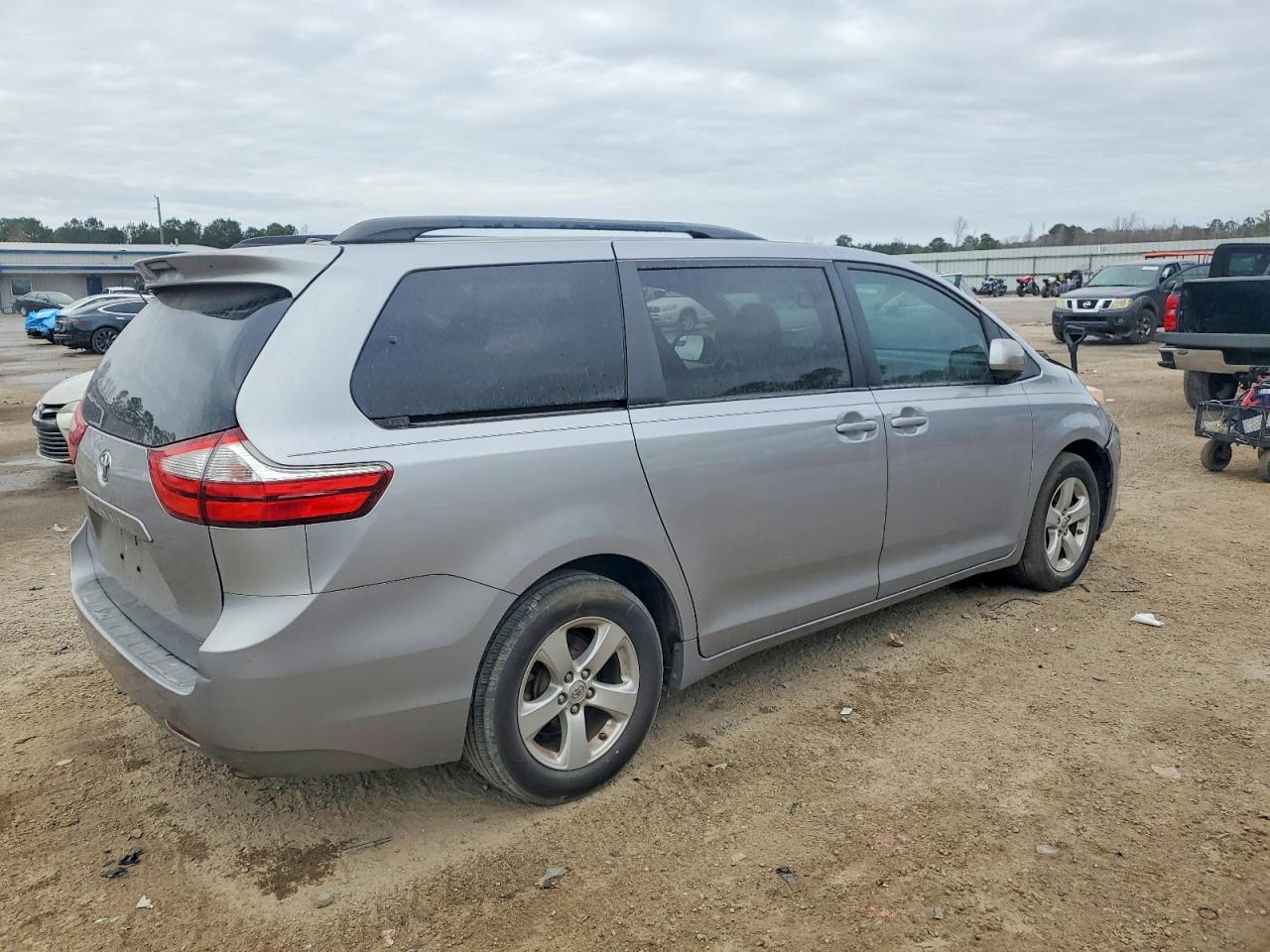 2017 TOYOTA SIENNA LE photo 3