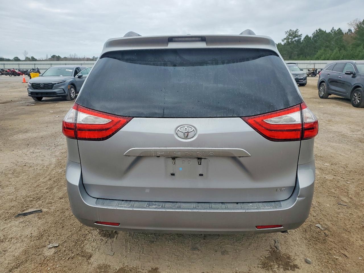 2017 TOYOTA SIENNA LE photo 6