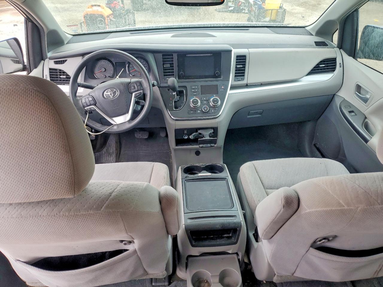 2017 TOYOTA SIENNA LE photo 8