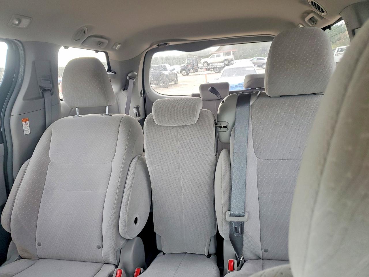 2017 TOYOTA SIENNA LE photo 10