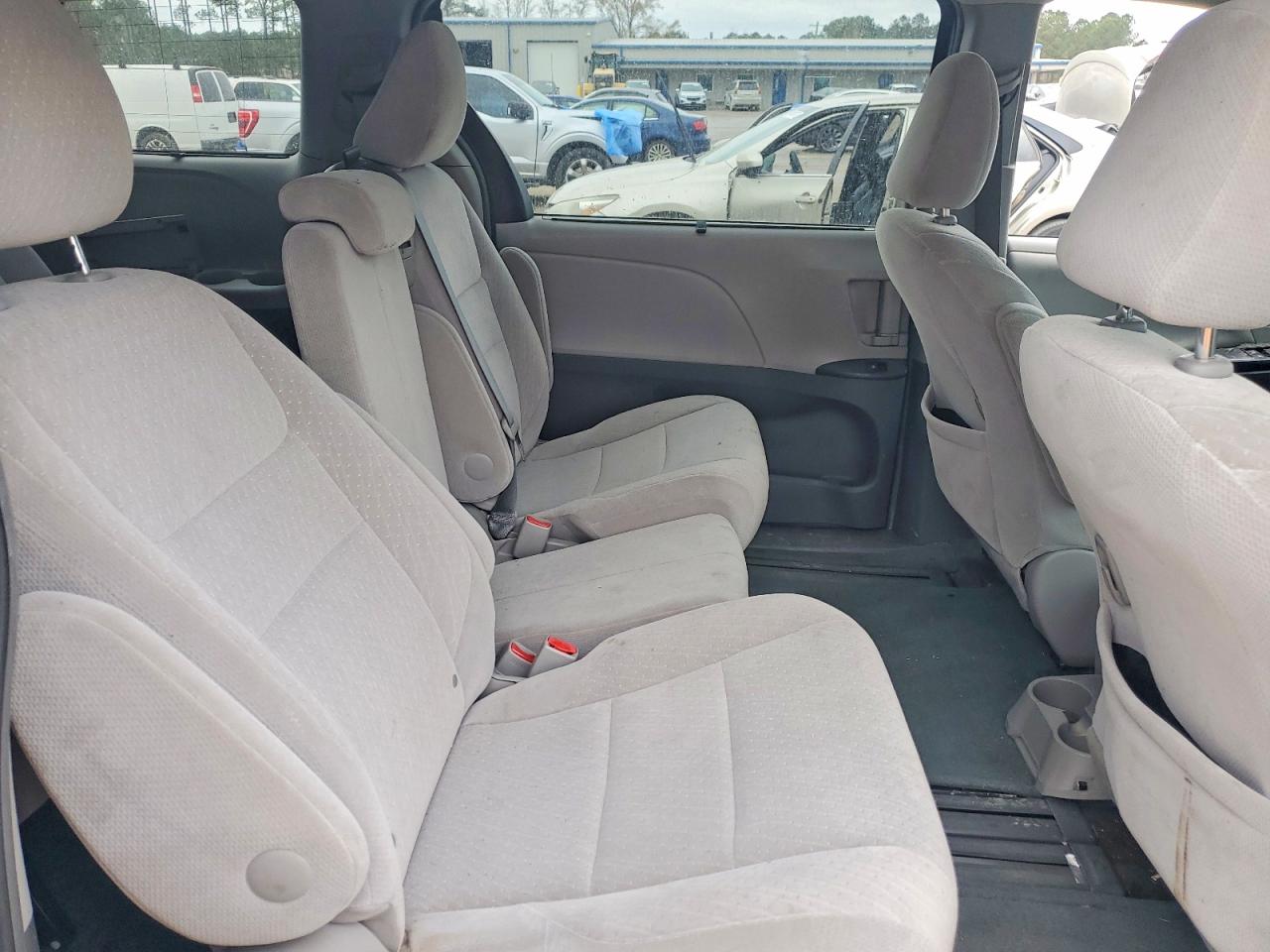 2017 TOYOTA SIENNA LE photo 11