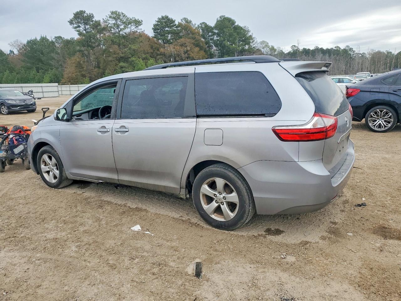 2017 TOYOTA SIENNA LE photo 2