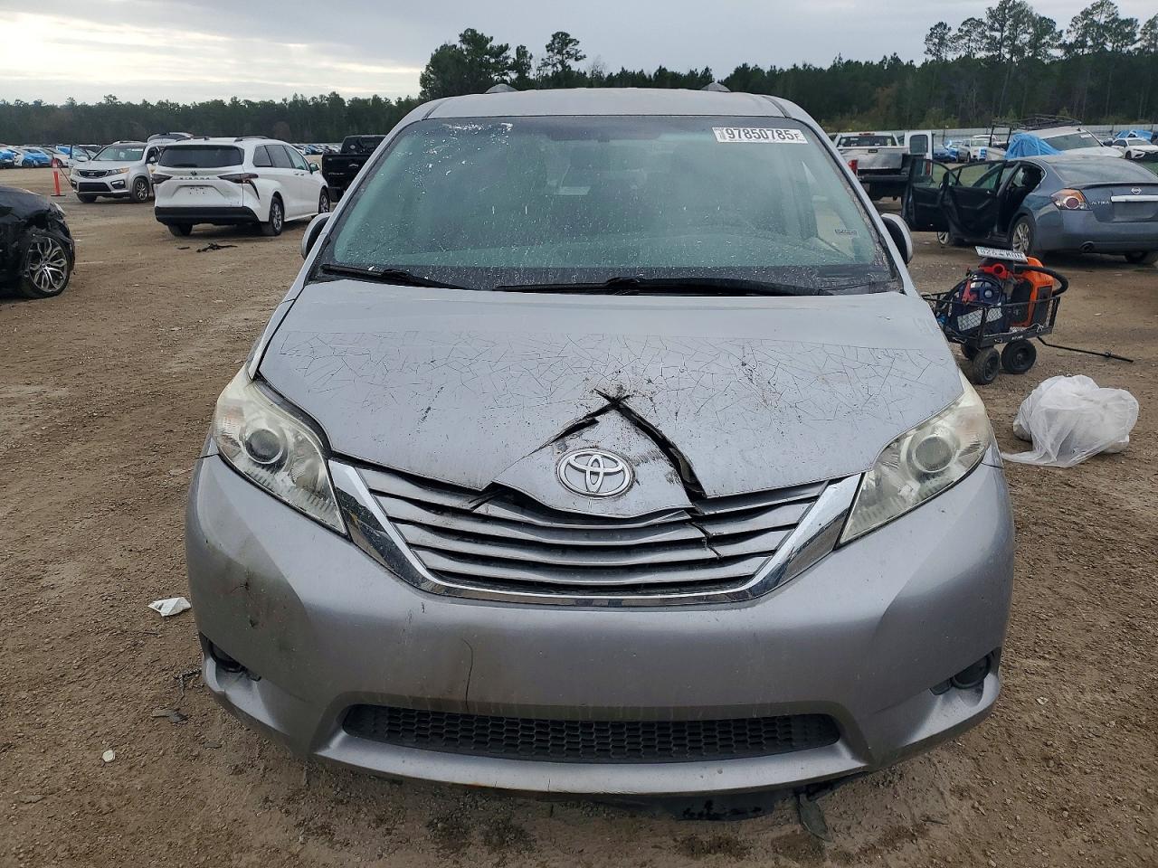 2017 TOYOTA SIENNA LE photo 5