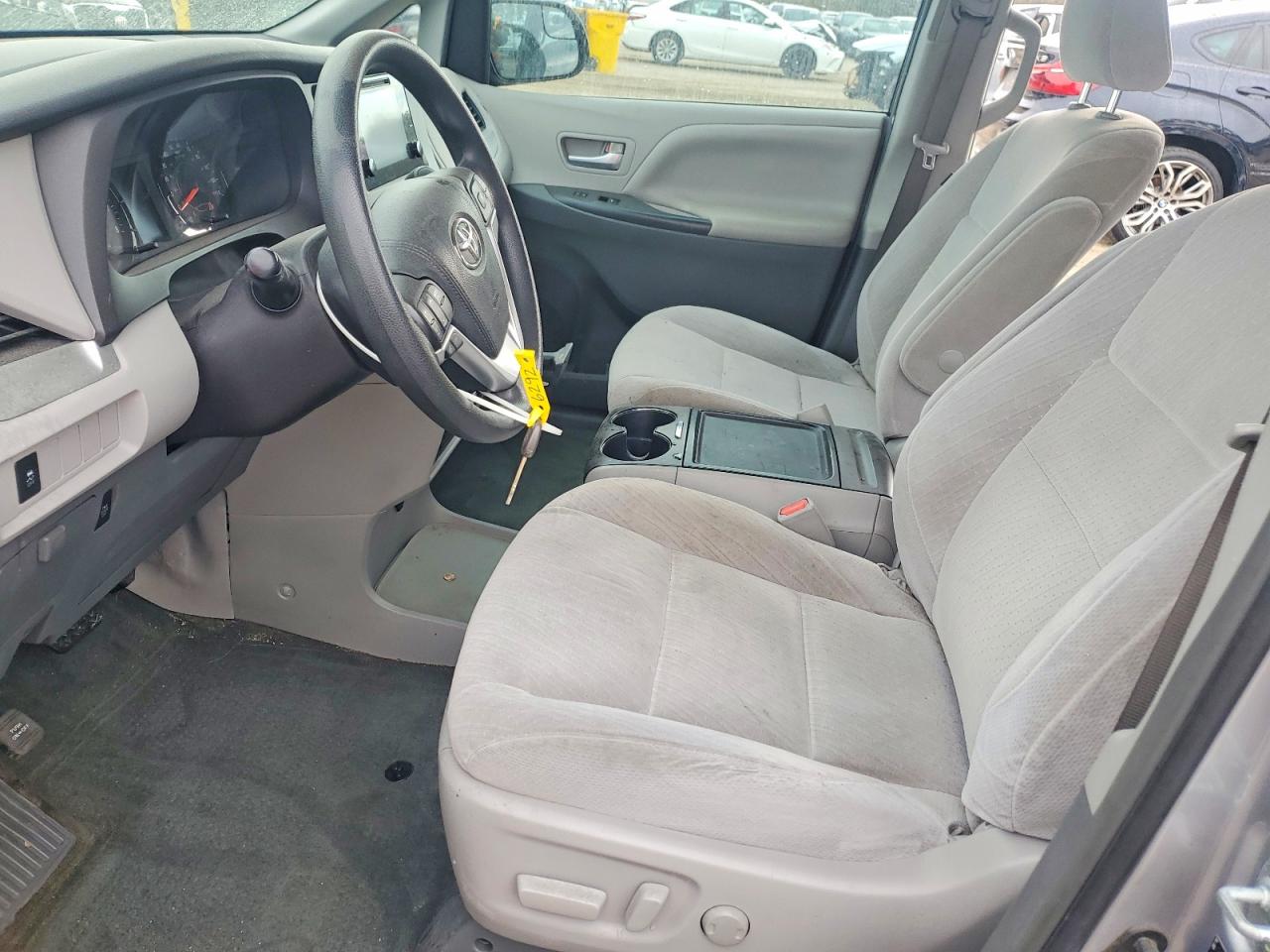 2017 TOYOTA SIENNA LE photo 7