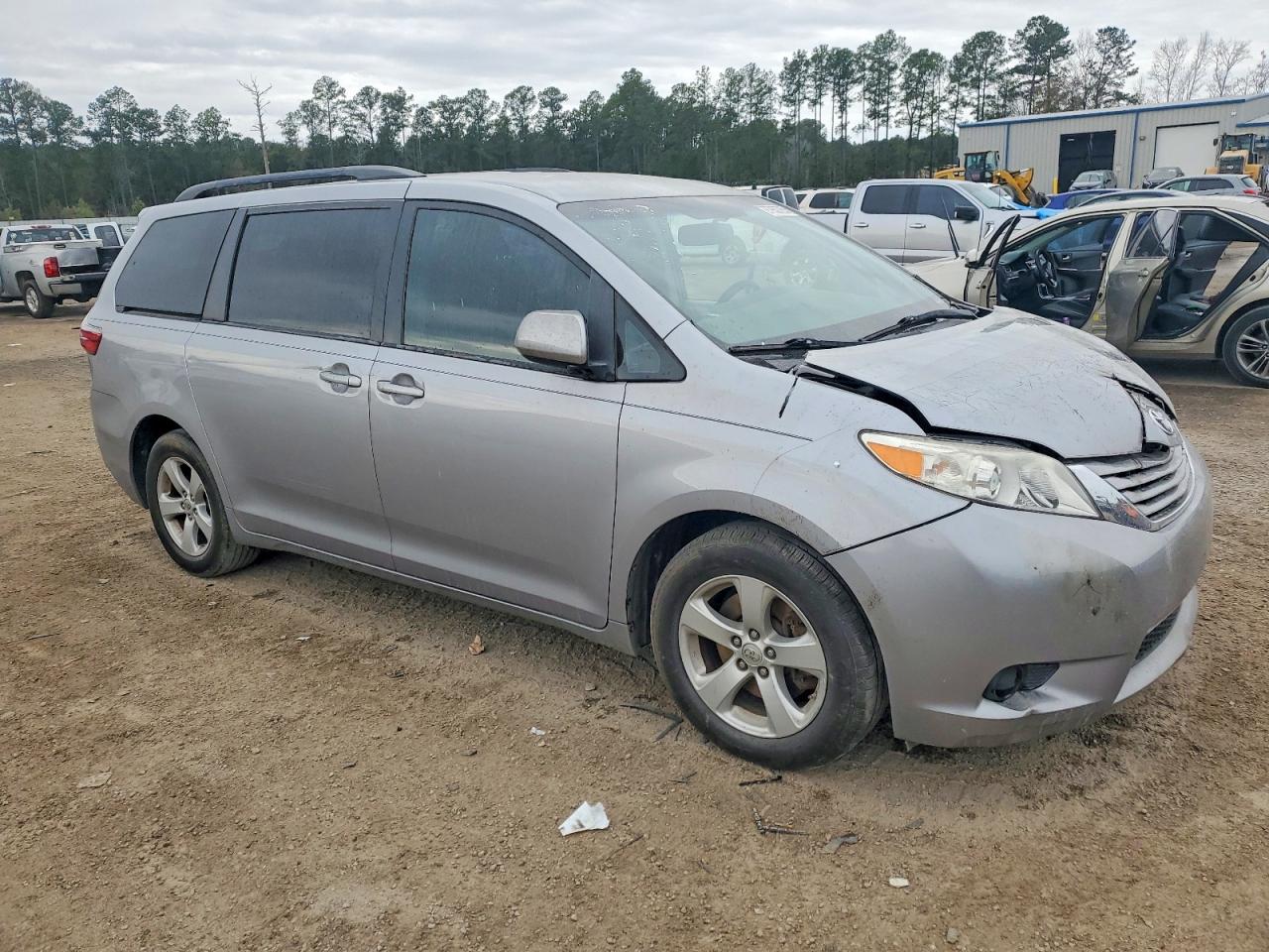 2017 TOYOTA SIENNA LE photo 4