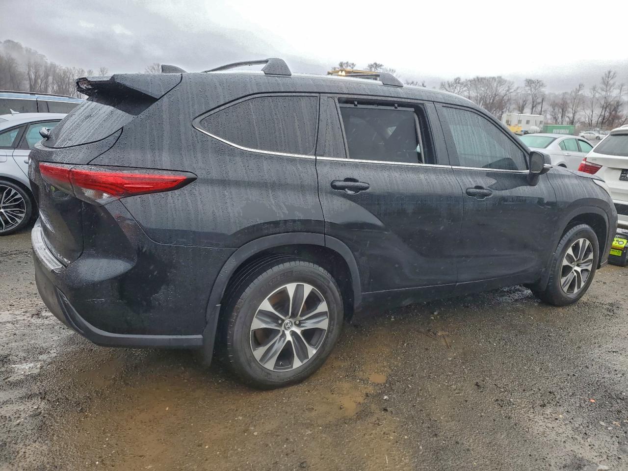 2023 TOYOTA HIGHLANDER XLE photo 3
