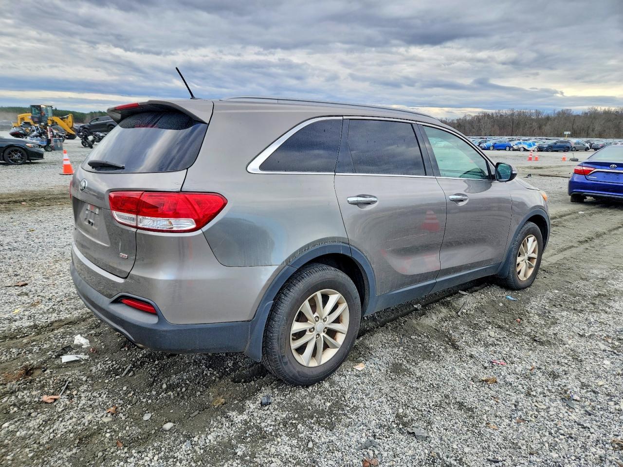 2017 KIA SORENTO LX photo 5