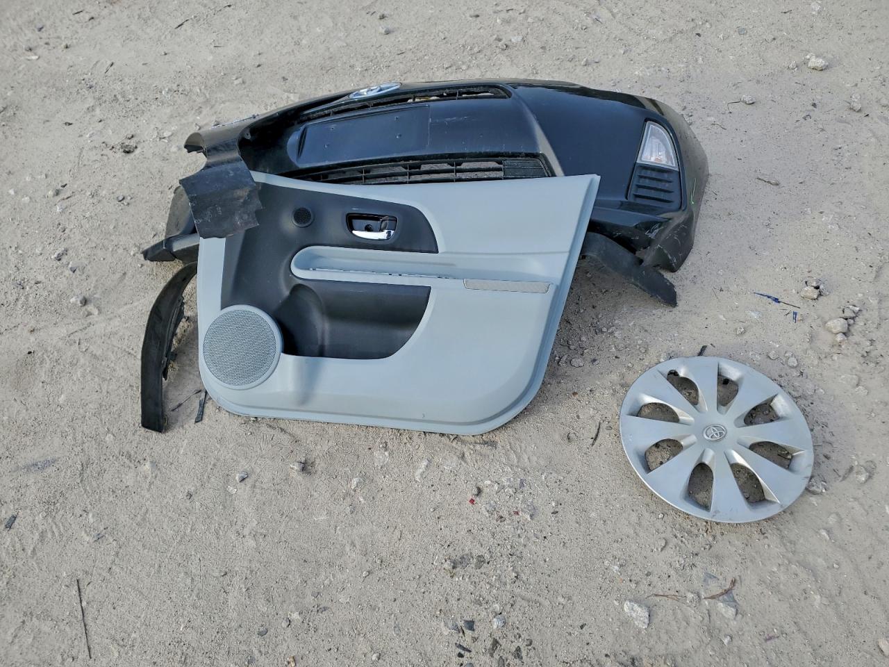 2014 TOYOTA PRIUS C photo 13