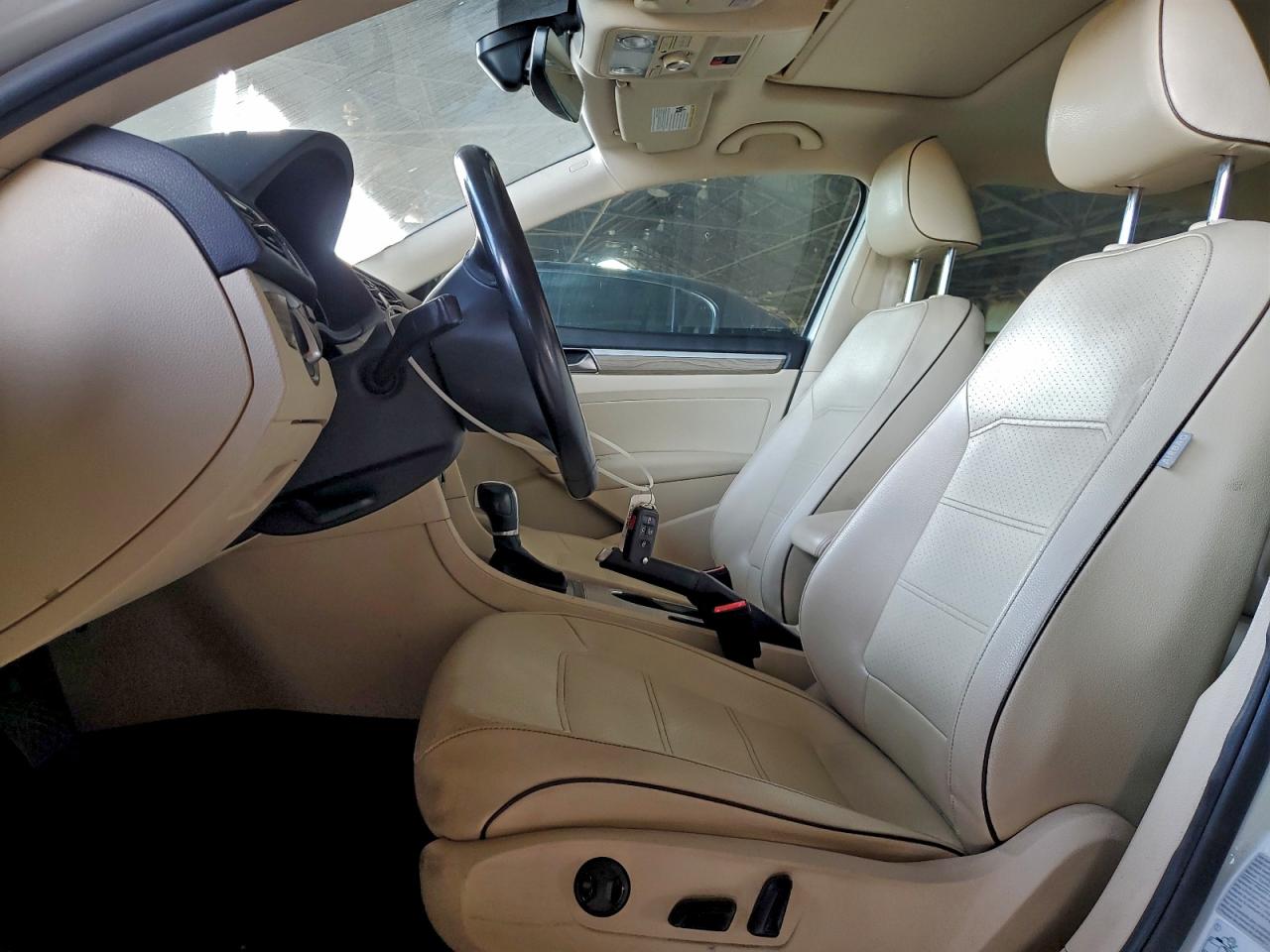 2017 VOLKSWAGEN PASSAT SE photo 7