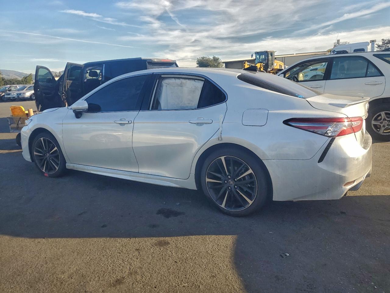 2019 TOYOTA CAMRY XSE photo 2